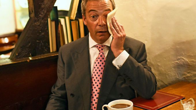 Obrazem: Farage odhlasoval a šel na kávu. Favoritem nikdo nebyl, ale teď už je