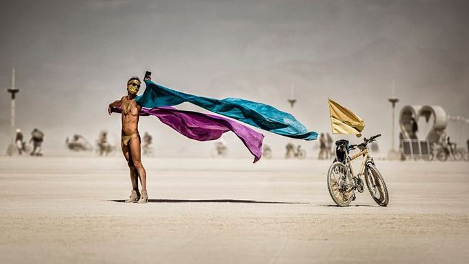 Fascinující tvář festivalů Burning Man. Fotky Marka Musila připomínají svět z filmů o šíleném Maxovi