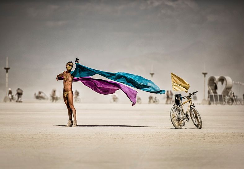 Snímky z výstavy World on fire, dokumentující kultovní festival Burning Man