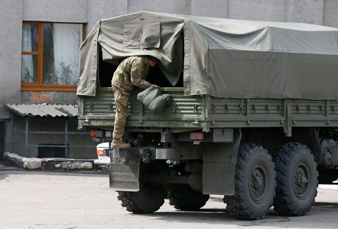 Muž v uniformě bez označení ve východoukrajinském Slavjansku.