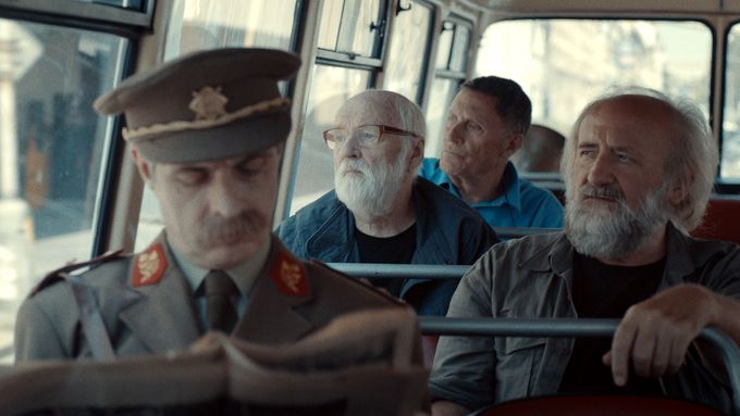 Effenbergerovi následovníci ve filmu nastupují do stařičkého autobusu značky Karosa.