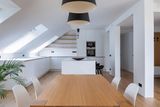 Na obývací pokoj s terasou přímo navazuje jídelna a kuchyň, které architekti spojily v jeden harmonický celek.