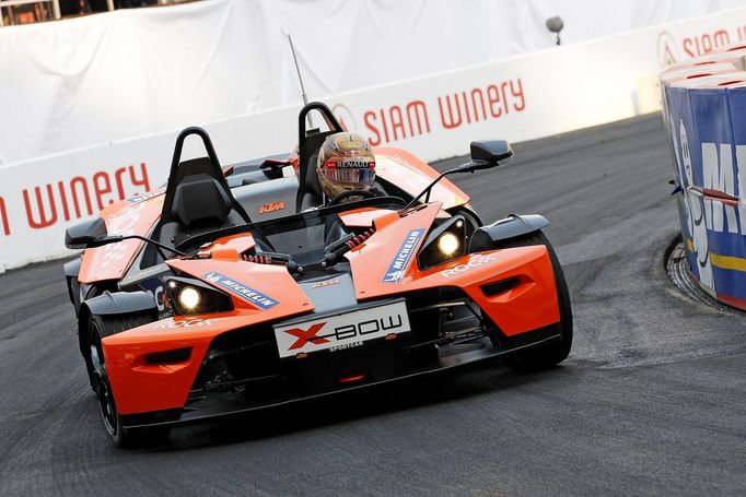 Sebastian Vettel musel v Bangkoku zkrotit také svérázné vozítko KTM X-Bow.