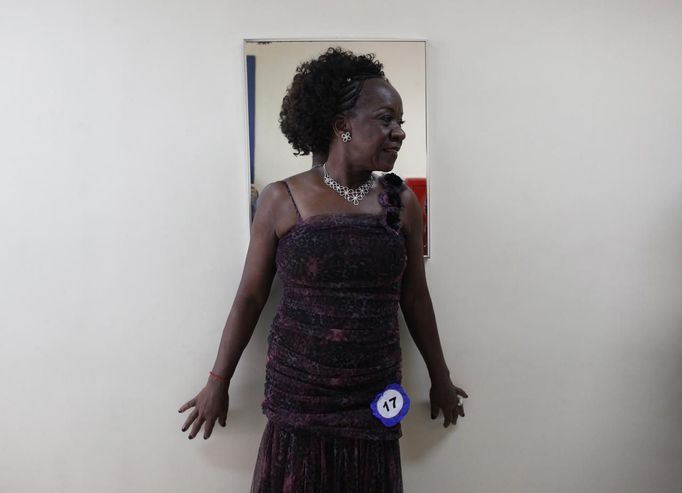 A contestant waits backstage during a beauty contest for elderly women in honour of Mother's Day, in Sao Paulo May 10, 2012. The event was held to promote greater self-esteem among senior citizens, according to organizer Nilton Guedes. REUTERS/Nacho Doce (BRAZIL - Tags: SOCIETY) Published: Kvě. 11, 2012, 3:31 dop.