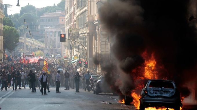 V Římě hořela auta...