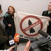 Aktivisté iniciativy Ne základnám na Národní třídě v Praze