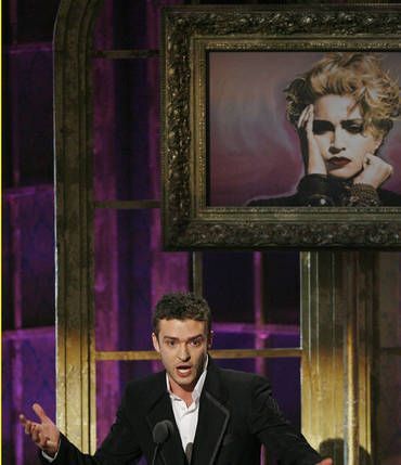 Justin Timberlake uvádí Madonnu na jeviště