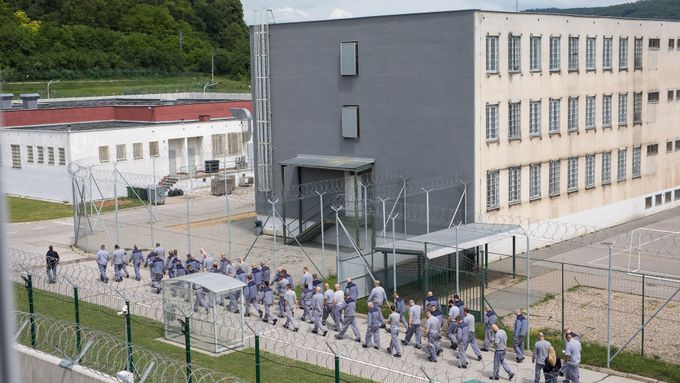 Vězni mohou trénovat na asfaltovém oválu kolem věznice. Někteří pak mohou i na venkovní stadion.