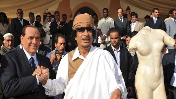 Berlusconi, Kaddáfí a tzv. Kyrénská Venuše (či Afrodita), bezhlavé torzo slavné sochy, kterou kdysi italští vojáci odvezli z Libye do Říma a která se nyní vrátila domů v rámci italsko-libyjského usmíření