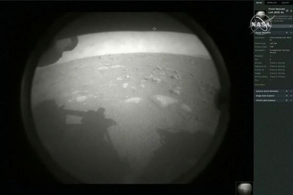 Jeden z prvních snímků odeslaných těsně po úspěšném přistání vozítka Perseverance na Marsu.
