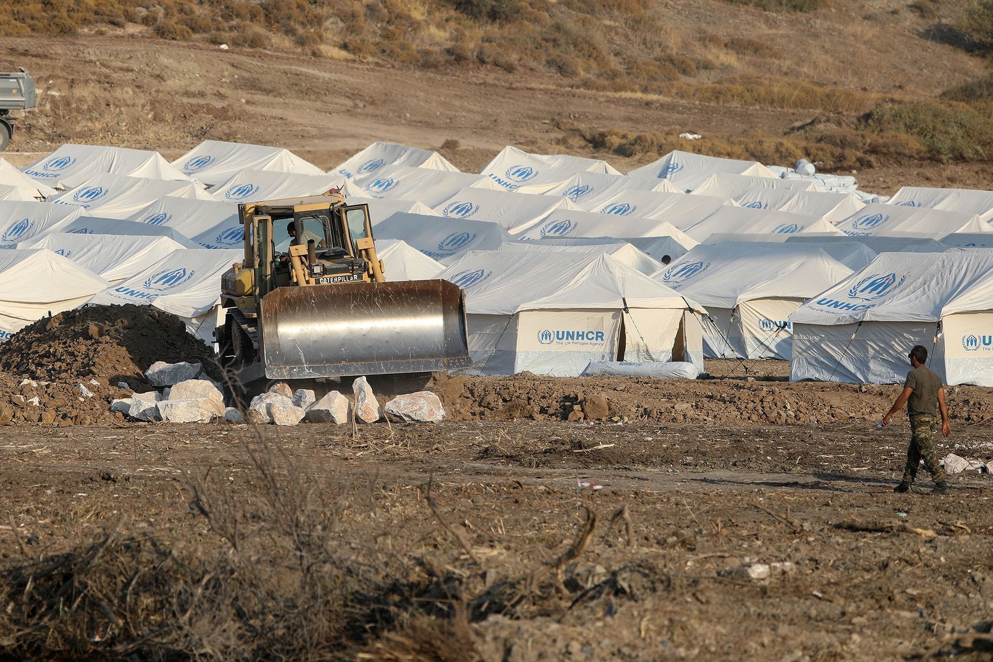 Stavění nového provizorního tábora pro migranty na ostrově Lesbos