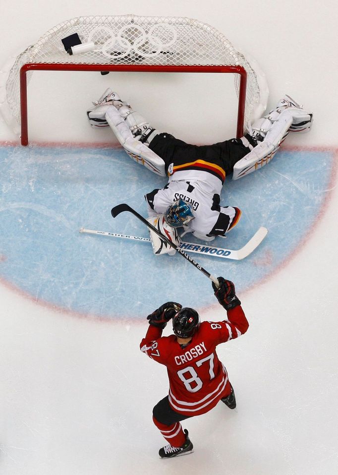 Sidney Crosby se raduje z gólu do sítě Thomase Greisse