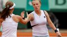 Polská tenistka Agnieszka Radwaňská se po porážce zdraví s vítězkou Ruskou Světlanou Kuzněcovovou ve 3. kole French Open 2012