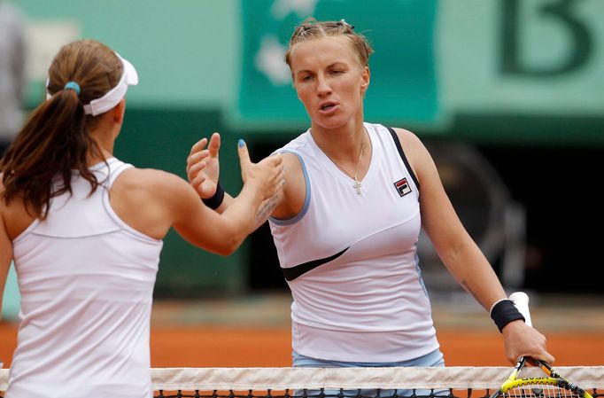 Polská tenistka Agnieszka Radwaňská se po porážce zdraví s vítězkou Ruskou Světlanou Kuzněcovovou ve 3. kole French Open 2012