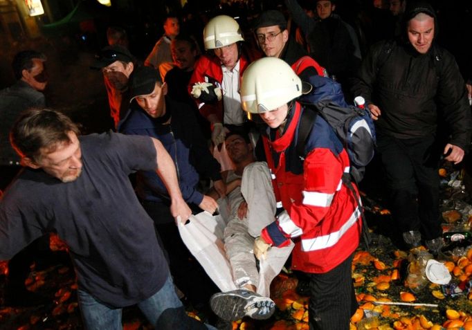 Během demosntrací ve čtvrti Kreuzberg došlo ke zraněním na obou stranách. Medici odnášejí zraněného demonstranta.