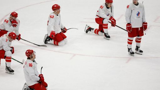 Smutek ruských hokejistů po prohraném finále na ZOH v Pekingu