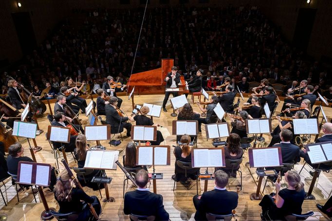 Snímek z koncertu Collegia 1704 s Ericem Guem.