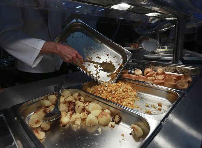 Food is served in the 5,000 capacity Olympic Village dining room, a temporary structure built for the London 2012 Olympic Games, during a test of the facilities in Stratford, east London on June 29, 2012. The village will accomodate up to 16,000 athletes and officials from more than 200 nations. Picture taken June 29, 2012. REUTERS/Olivia Harris (BRITAIN - Tags: SPORT OLYMPICS BUSINESS CONSTRUCTION CITYSPACE) Published: Čer. 30, 2012, 12:34 odp.