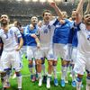 Řečtí fotbalisté slaví vítězství nad Ruskem v utkání skupiny A na Euru 2012