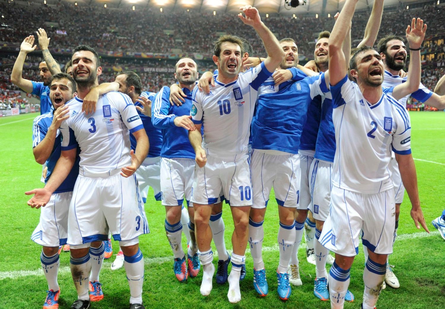 Řečtí fotbalisté slaví vítězství nad Ruskem v utkání skupiny A na Euru 2012