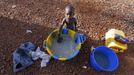 A child plays with water in a refugee camp in Sevare January 26, 2013. REUTERS/Eric Gaillard (MALI - Tags: CIVIL UNREST CONFLICT) Published: Led. 26, 2013, 6:19 odp.