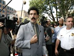 Britský komik Sacha Baron Cohen, který se vydává za kazašského reportére Borata, se 28. září ve Washingtonu pokusil pozvat kazašského prezidenta Nazarbajeva na premiéru svého filmu. Neuspěl, na ambasádu ho nepustili.