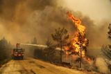 Jih země v posledních týdnech zachvátily velká vedra a extrémní sucho, které mají na svědomí přes 50 ohnisek zejména v provincii Antalya a Mugla.