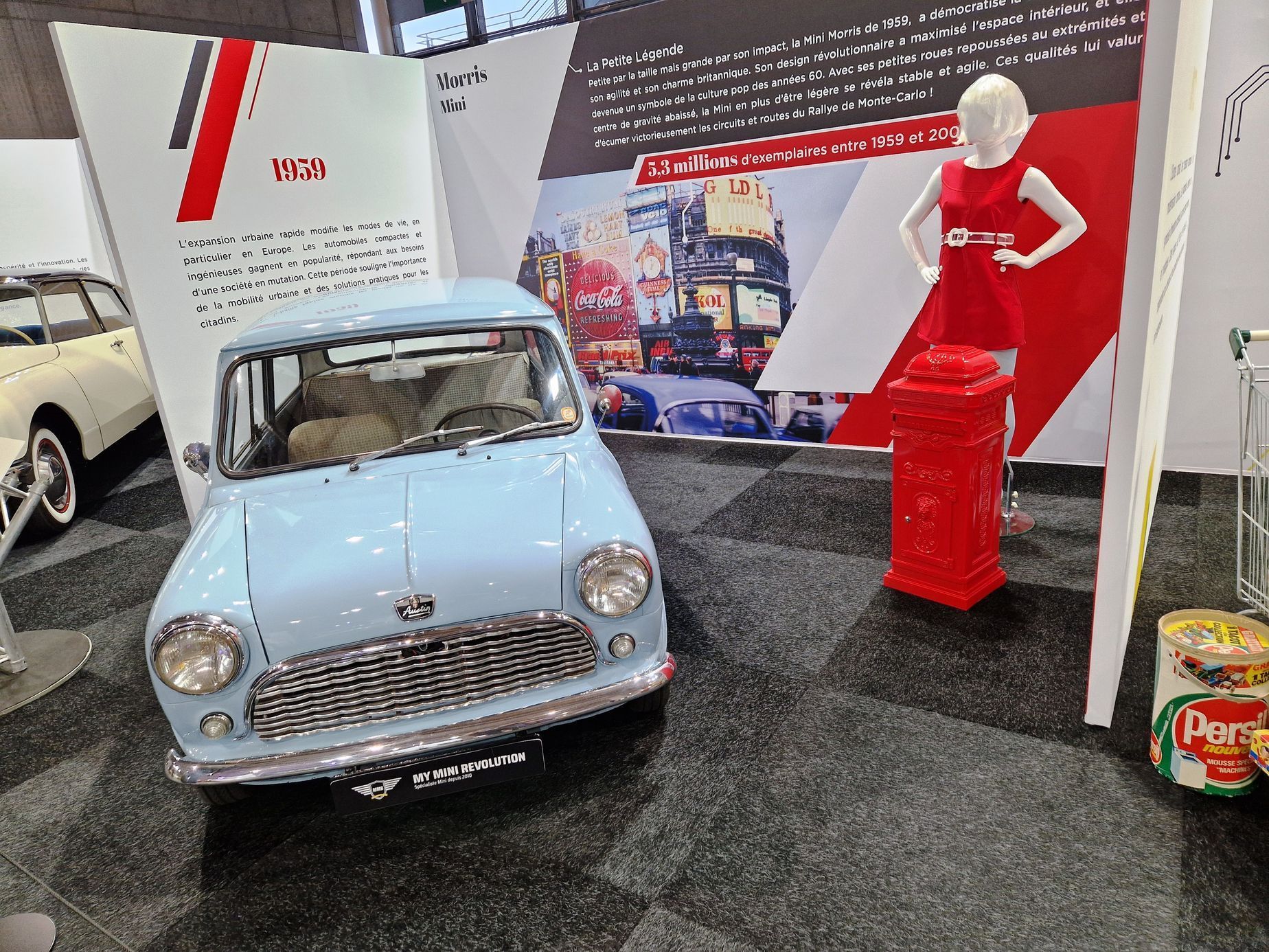 historická a filmová auta autosalon Paříž