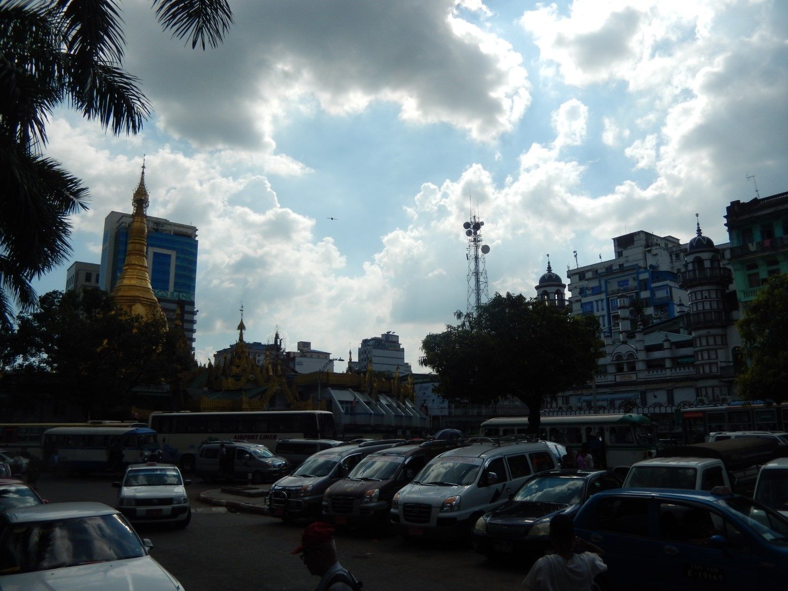 Buddhistická pagoda Sule (vlevo) a mešita (vpravo) v Rangúnu