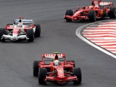 Felipe Massa ve vedení. Za ním Jarno Truli a Kimi Raikkonen.