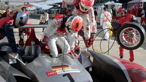 Ital Emanuele Pirro (vlevo) uvolňuje místo v kokpitu Audi R10 Marco Wernerovi z Německa.