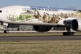 Boeing 777-300ER novozélandských aerolinek dělá Hobitovi reklamu.