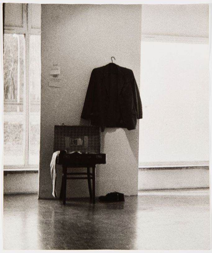 Jan Mlčoch, Emigrantský kufr - Přes moře, 1976, fotografie, papír.