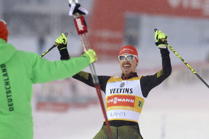 Fabian Riessle (vpravo) a Johannes Rydzek slaví triumf v závodě dvojic v rámci SP sdruženářů v Lahti..