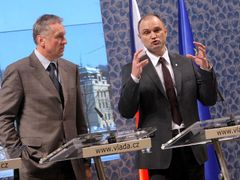 Mirek Topolánek a Ivan Langer na tiskové konferenci po jednání vlády.