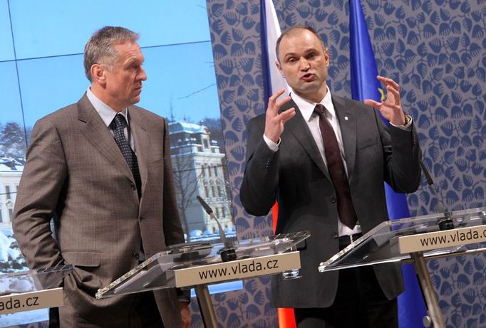 Mirek Topolánek a Ivan Langer na tiskové konferenci po jednání vlády.