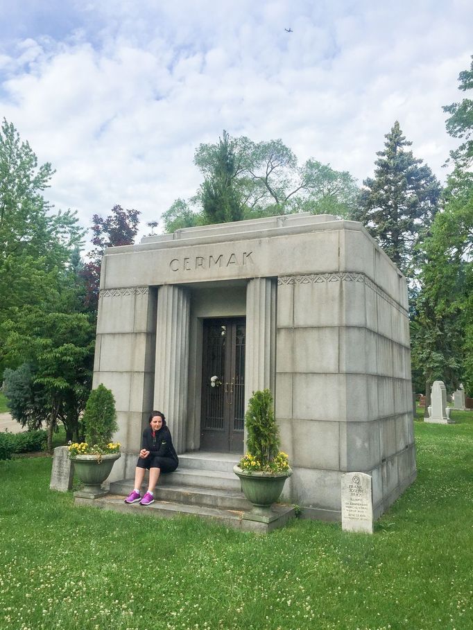 Hrobka Antonína Čermáka na Českém národním hřbitově v Chicagu. Na snímku: Kladenská historička Gabriela Havlůjová při návštěvě Čermákovy hrobky v roce 2017.