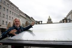 Jiří David představuje své nové dílo pro Václavské náměstí v Praze.
