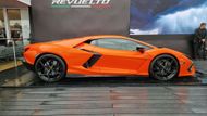 Lamborghini ukázalo svůj první sériový hybrid: model Revuelto v zářivě oranžové barvě a s designovým stylem, který odpovídá třeba modelu Sián FKP 37.