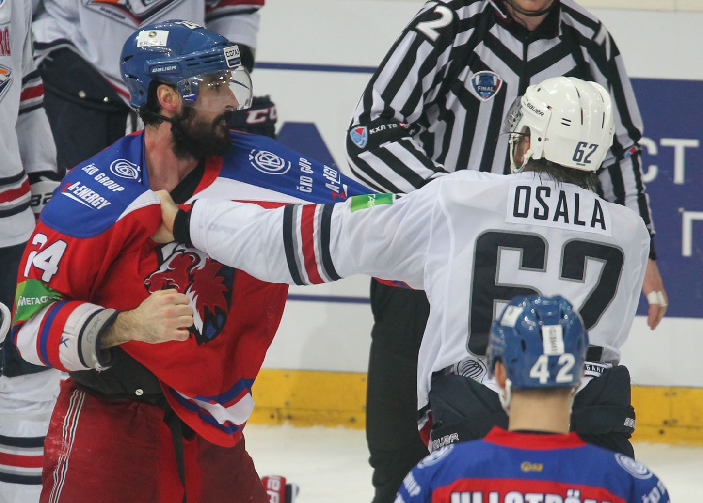 Lev Praha vs. Magnitogorsk, čtvrté finále KHL v O2 aréně (O´Byrne, Osala)