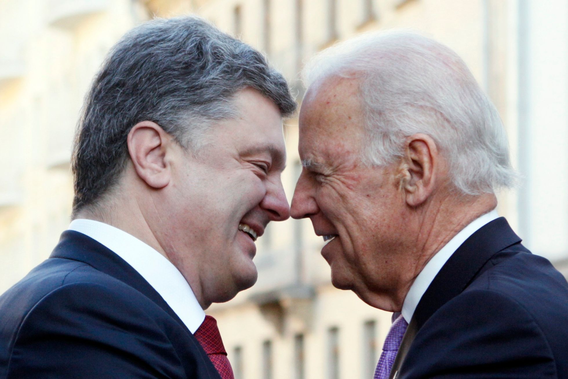 Petro Porošenko a Joe Biden.