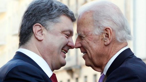 Vřelé přivítání: ukrajinský prezident Petro Porošenko a americký viceprezident Joe Biden.