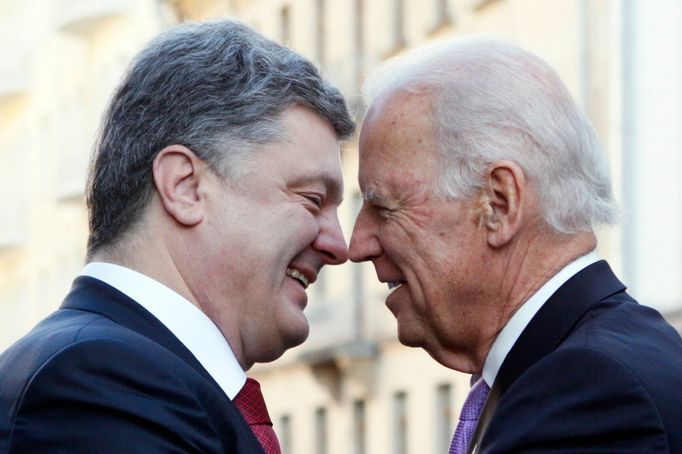 Vřelé přivítání: ukrajinský prezident Petro Porošenko a americký viceprezident Joe Biden.