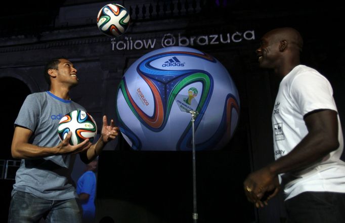 Adidas představil nový míč Brazuca pro MS ve fotbale 2014 (Hernane a Seedorf)