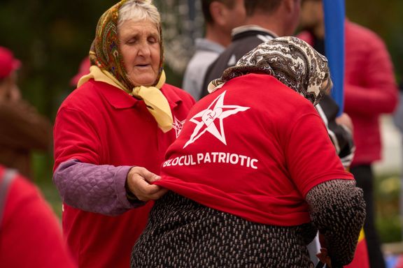 Žena si svléká červené tričko s motivem srpu a kladiva po účasti na shromáždění proruského Vlasteneckého volebního bloku v Kišiněvě, 25. září 2025.