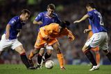 Barcelonský Ronaldinho se snaží prosadit mezi hráči Glasgowu Rangers.