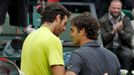 Argentinský tenista Juan Martín Del Potro a Roger Federer se loučí po napítavém pětisetovém utkání ve čtvrtfinále French Open 2012.