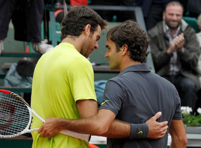 Argentinský tenista Juan Martín Del Potro a Roger Federer se loučí po napítavém pětisetovém utkání ve čtvrtfinále French Open 2012.