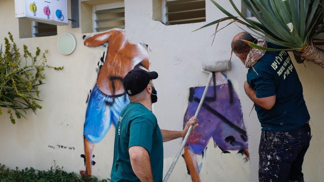 Z pláže v izraelském Tel Avivu zmizelo graffiti s dvojicí zvědavých mladíků, kteří oknem tajně nakukují do dámských šaten.