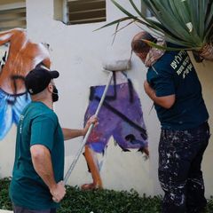 Z pláže v izraelském Tel Avivu zmizelo graffiti s dvojicí zvědavých mladíků, kteří oknem tajně nakukují do dámských šaten.